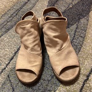 A. S. 98 Women's Cream Peep-Toe Sandals, 37